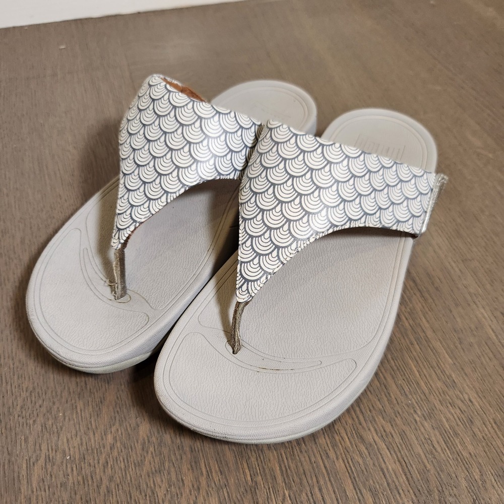 FitFlop Womens US 7 EU 38 Gray White Wave Scallop Print Thong Sandals Flip Flops